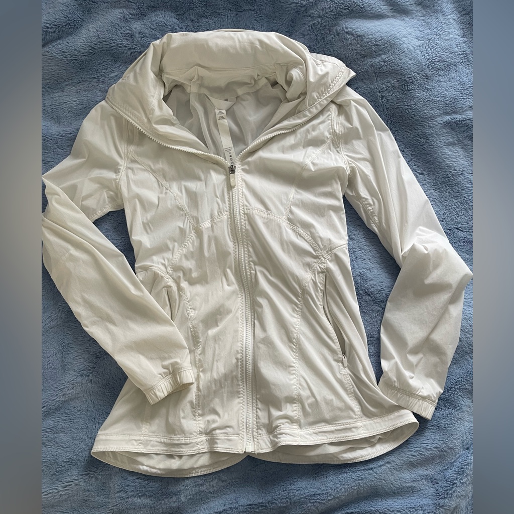 White Lululemon Wind Breaker Preowned Size 6